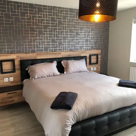 3 Bed House - Sleeps 6 - Garden - Parking - Wifi