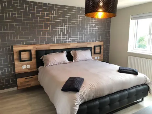 3 Bed House - Sleeps 6 - Garden - Parking - Wifi