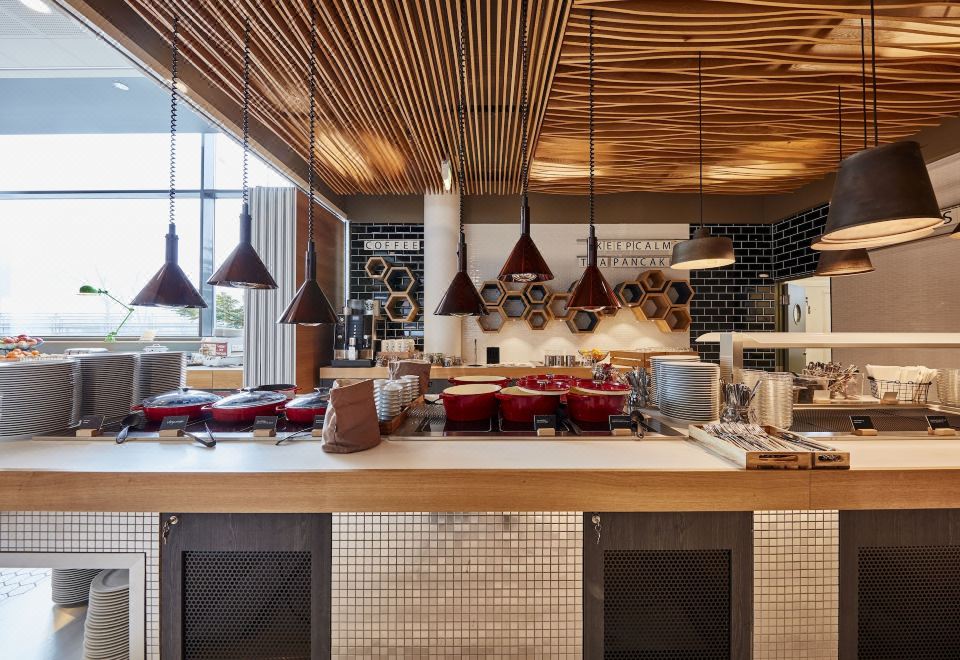 홀리데이 인 헬싱키 웨스트의 모던한 로비 및 레스토랑 인테리어