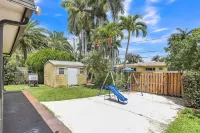 Miabella of Hollywood 3 Bedroom Home by RedAwning