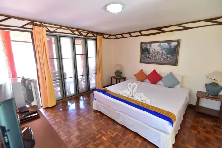 Koh Ngai Resort Отели рядом с достопримечательностью «Kuan Tong Rock»