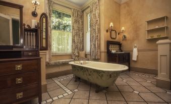 Hacklewood Hill Country House
