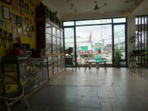 โรงแรมควีนส์ โรงแรมในอำเภอ ชุมแพ