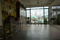 Queens Hotel Hotels in Chum Phae