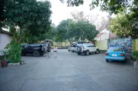 Jollyboys Backpackers and Camp - parking