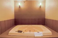 Country Inn & Suites by Radisson, Brookings - Hot Tub