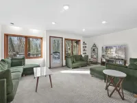 Sunset Burrow Retreat in Roscommon, MI - whole house, 3 bed, 2.5 bath! Hotels in Gerrish Township
