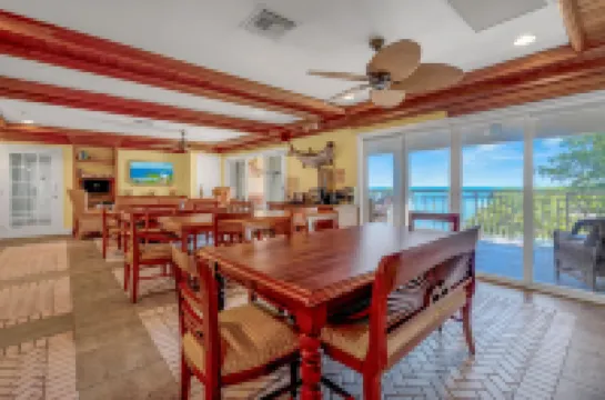 โดฟ ครีก รีสอร์ต แอนด์ มารีน่า เทรดมาร์คคอลเลกชัน บายวินด์แฮม โรงแรมในคีย์ลาร์โก