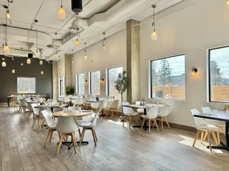 Divya Sutra Plaza and Conference Centre Calgary Airport Отели рядом с достопримечательностью «Университет Летбридж Калгари Кампус»