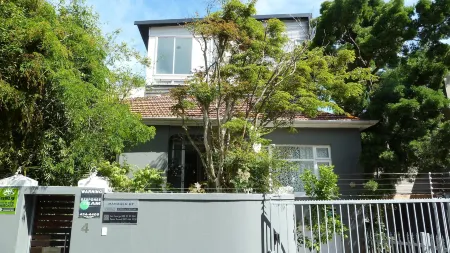 4 on Highworth Apartments and Studios Отели рядом с достопримечательностью «Iziko Koopmans-De Wet House»