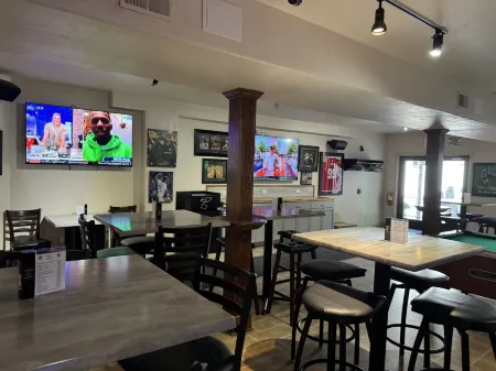 Price Pointe Inn Отели в г. Пеуоки