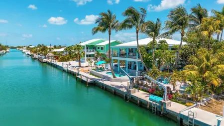 Maison Grand Blue Arenas/ Heated Pool/ Outdoor Lounge Area/ 120' Dock/ Game Room Отели рядом с достопримечательностью «Sombrero Reef»