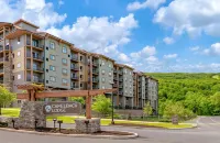 Camelback Lodge & Aquatopia Indoor Waterpark Hotels in Pocono
