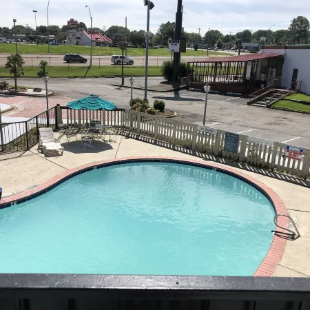 All Seasons Inn & Suites
