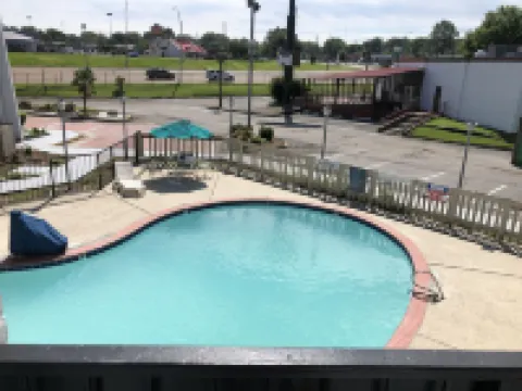 All Seasons Inn & Suites