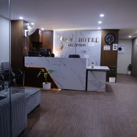 Hotel Sky Отели рядом с достопримечательностью «Курорт Аапно Гхар»