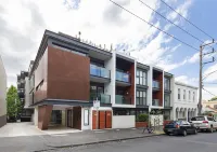 RNR Serviced Apartments North Melbourne Hôtels à proximité de : The Member's Lounge @ Reggio Calabria Club