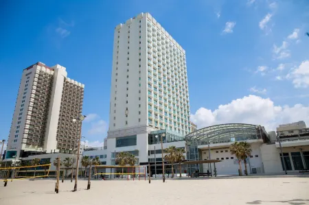 Crowne Plaza Tel Aviv Beach Отели рядом с достопримечательностью «Белый город»