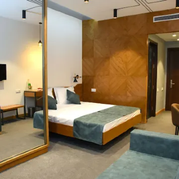 R&R Hotel Hotels near Republic Square