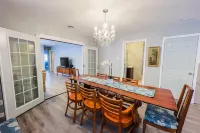 The Stone Castle - with Private Yard & Parking, Near Falls & Casino by Niagara Hospitality