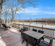 River’s Edge Retreat Cozy Waterfront Getaway - Waterfront for your city stay! Hotel a Plainfield charter Township