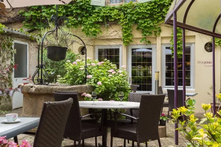 Hostellerie des Trois Pigeons, Paray-Le-Monial Отели в г. Сен-Жульен-де-Сиври