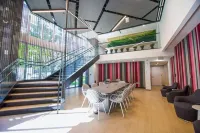 Modern High-Rise Condo with Pool/Gym, in Central DT Miami!