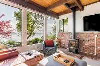 Saratoga Vista by AvantStay Waterfront Views Hotels in Langley