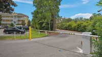 1st Floor, Walkable to Dining, Shopping, Beach - Sleeps 6 - parking
