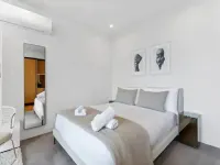 Sleek Modern Studio with Balcony by Zodiak Stays Hotels near Auckland Domain