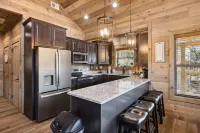 Little Bear Lodge 3 Bedroom Cabin by RedAwning Hotels in Sevier County