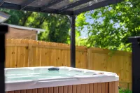 Modern 4BR Home + Jacuzzi 10 minutes from downtown