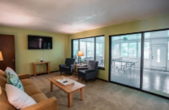 Near Hospital & Dining- Merry on Moorcroft