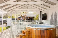 Bella's Cottage Spa Sauna Large Groups