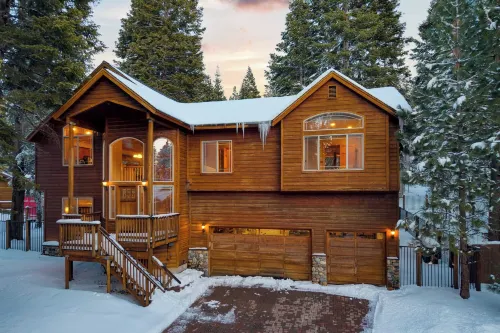 Cherry Hills Spacious Tahoe Cabin With Deck, Fireplace & Open Interiors