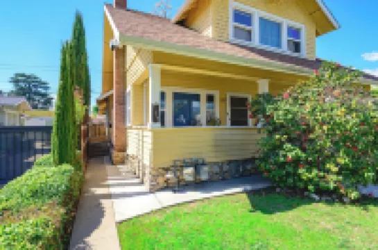 Comfortable Home Near LA With Full Kitchen & Laundry