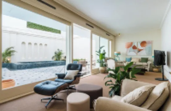 Luxurious Apartment with Patio and Pool