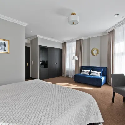 15th Avenue Hotels near Siemens Arena