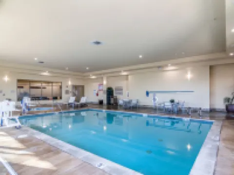 เอ็มบาสซีสวีทส์ ปาล์มเดล โรงแรมในปาล์มเดล