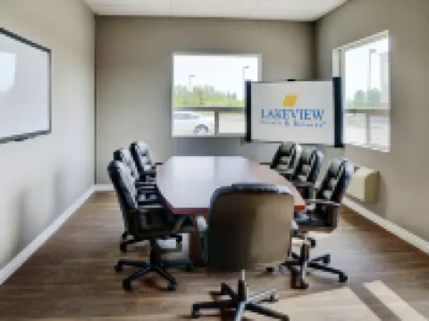 薩斯喀徹温堡湖景套房酒店 薩斯喀徹温堡酒店