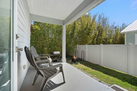 5 Minutes to Beach and Downtown Fire pit Grill