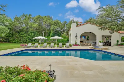 Sparkling Pool and Outdoor Kitchen - Luxurious Entertaining Haven Отели рядом с достопримечательностью «Saint Stephens Episcopal School Football Stadium»