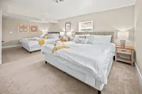 Inviting Hot Tub and Relaxing Atmosphere - Cozy Private Oasis Hotels in Saint Charles