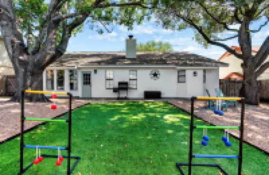 Charming & Bright W Lounging Pool and Hot Tub