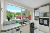 Elegant 5 Bed Home with Garden & Parking - Slough