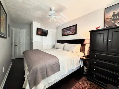 Upscale Condo, As Close As it Gets to Plainsman Park!! Mike's Merchandise附近的飯店