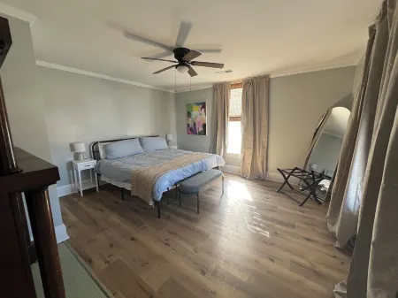 Charming 3 bedroom - Two Blocks from the Fountain Отели в г. Сомерсет