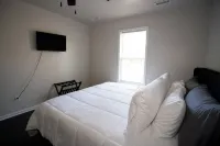 Charming Modern Home with Koi Pond & Spacious Backyard – Sleeps 6