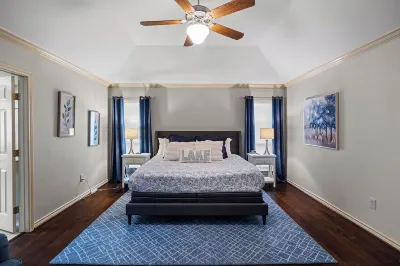 Lake Life • Beautiful Home for the Fam! • Pets! Hotels near The Glenn Brother's Building