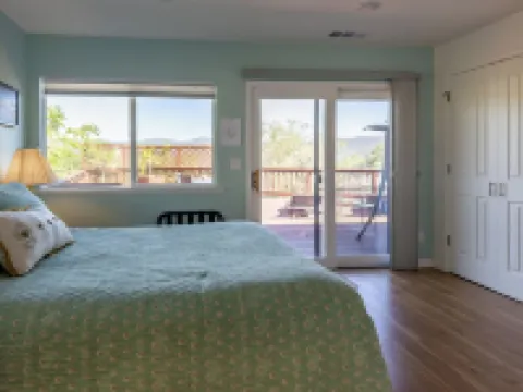 Treetop Villa, Charming cottage on 100 acres with WiFi and AC in serene Mariposa
